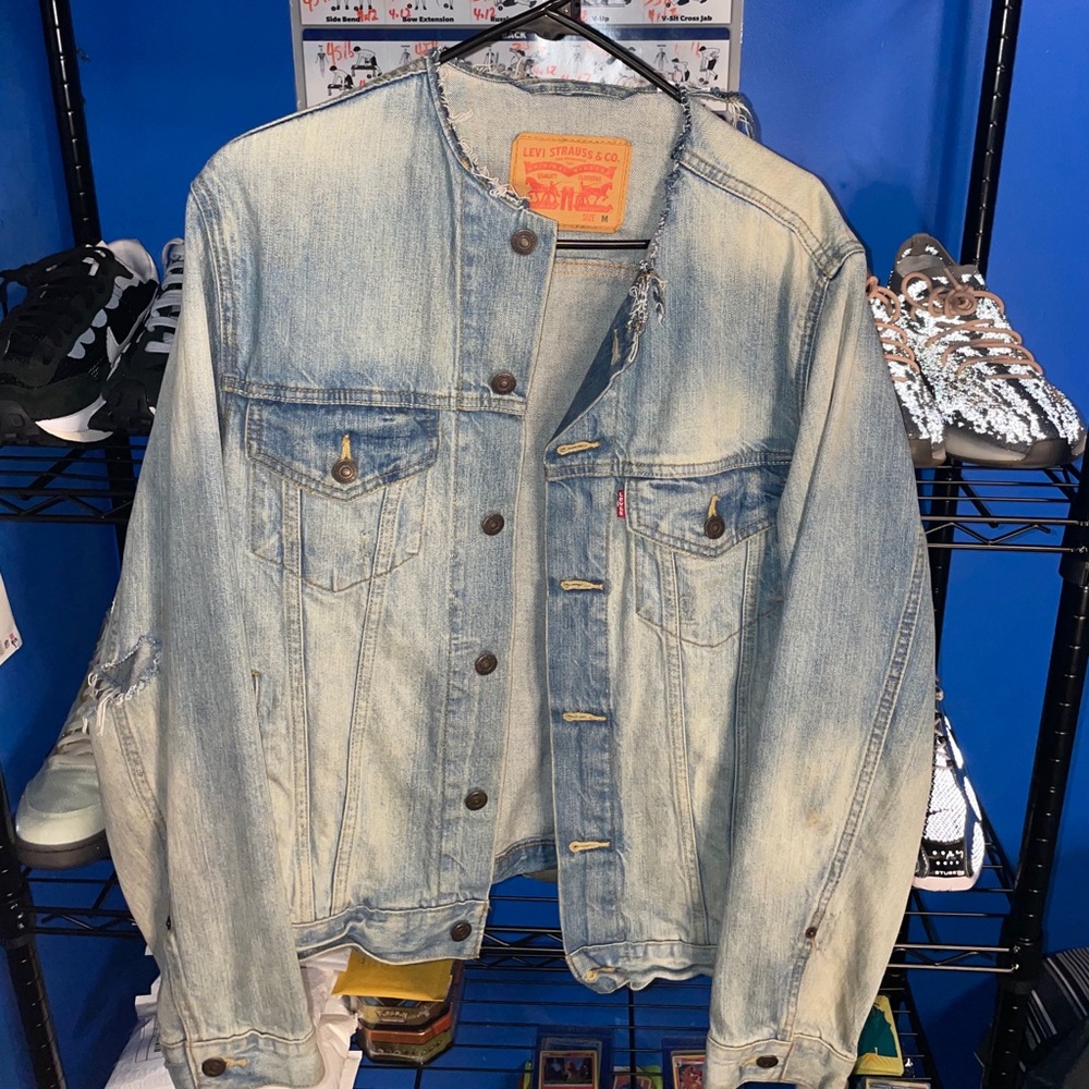 Levi’s Distressed Light Wash Denim Jacket Medium
